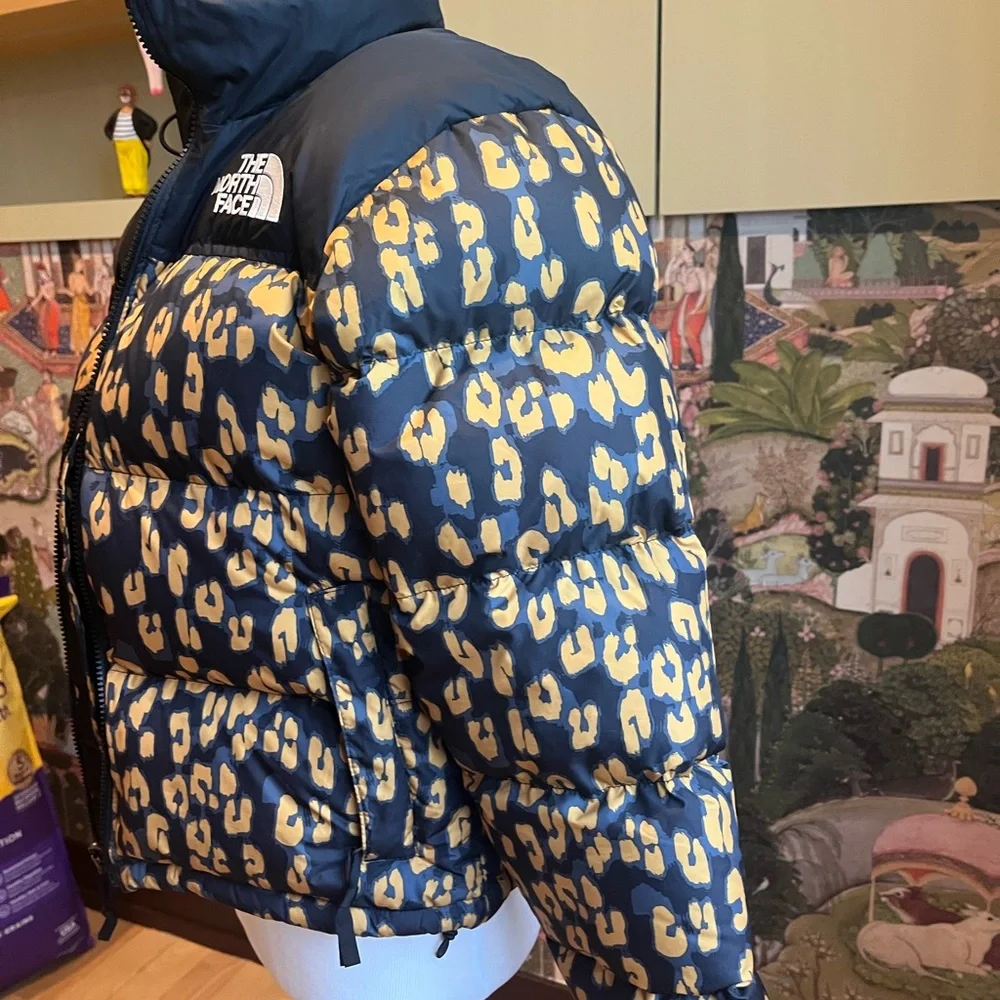 The North Face Leopard Print 1996 Retro Cropped Nuptse 700 - Leopard, size s - Picture 3 of 13